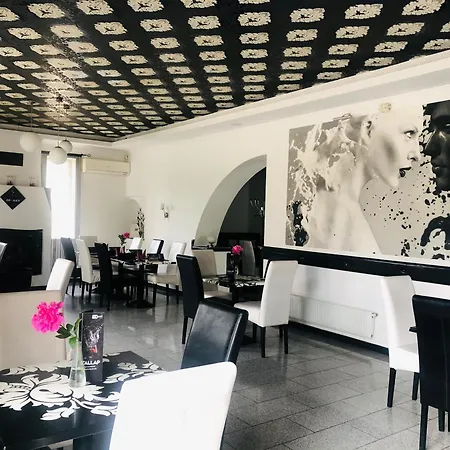 Op-art Etterem Es Panzio Guest house