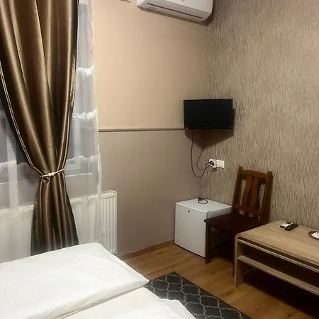 Op-art Etterem Es Panzio Guest house *