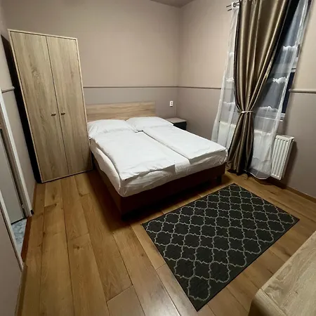 Op-art Etterem Es Panzio Guest house