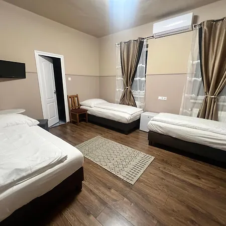 Op-art Etterem Es Panzio Guest house