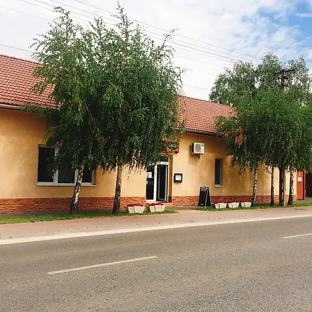 Op-art Etterem Es Panzio Guest house